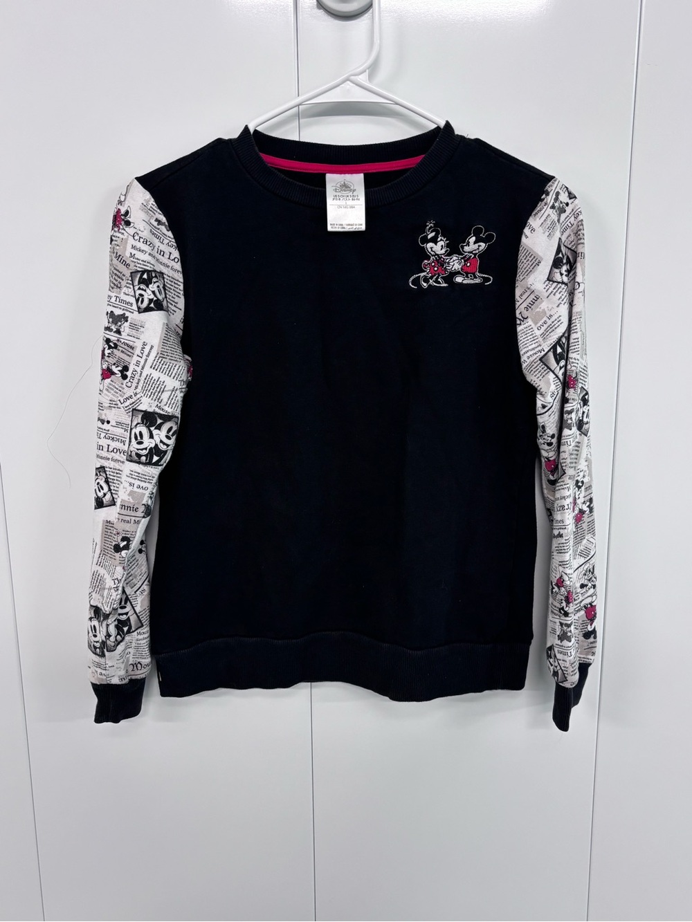 Disney Mickey and Minnie Mouse "Crazy in Love Forever" Newsprint Kids L sweater